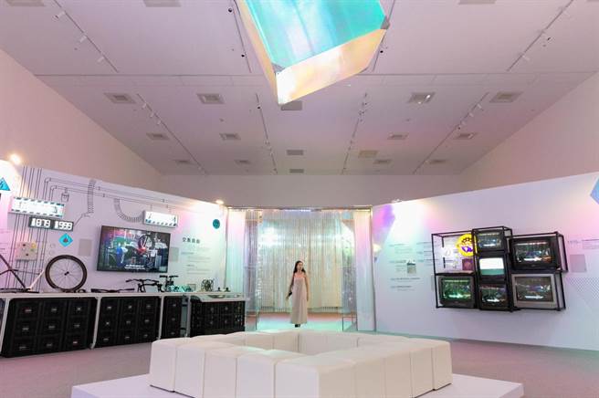 台中自行车文化探索馆「RIDE ON 臺湾自行车50周年」录像展特展区。（自行车文化探索馆提供）