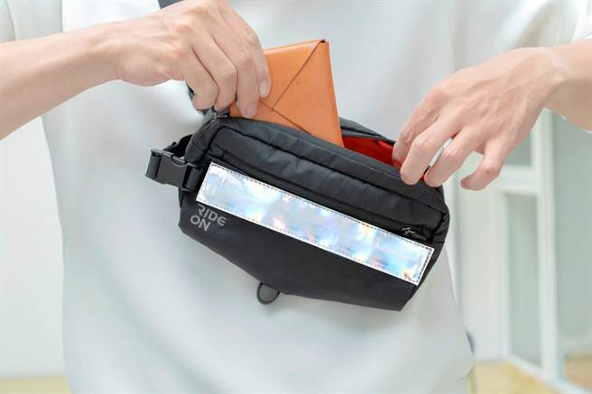 RIDE ON 50啧啧集资商品，反光机能骑乘包，两公升的容量可以轻松携带多种随身小物，或是单车水壶。（自行车文化探索馆提供）