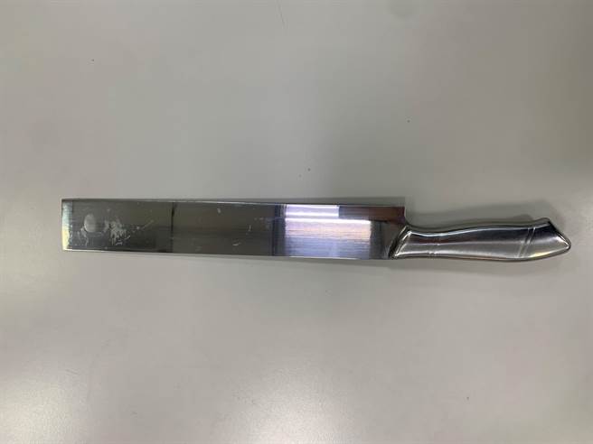 李男拿出預藏水果刀揮舞，警方獲報到場當場壓制逮捕李男，訊後依傷害、恐嚇等罪嫌法辦。（翻攝）