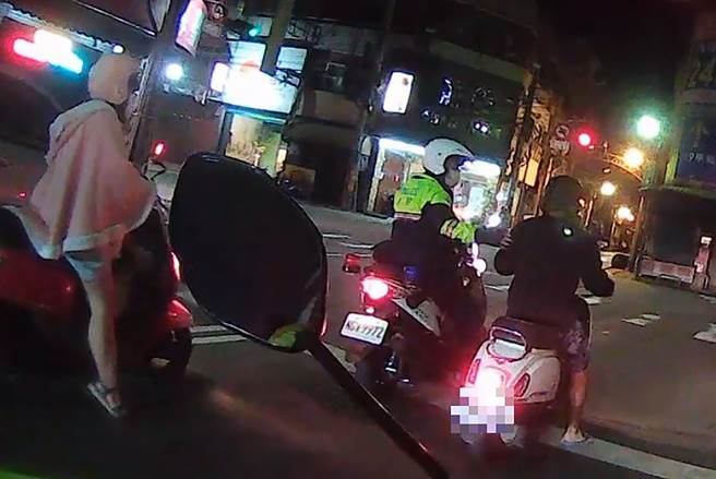 張姓通緝犯，騎車未戴口罩，霧峰分局十九甲派出所巡邏員警發現，將他攔下盤查。（霧峰分局提供／黃國峰台中傳真）