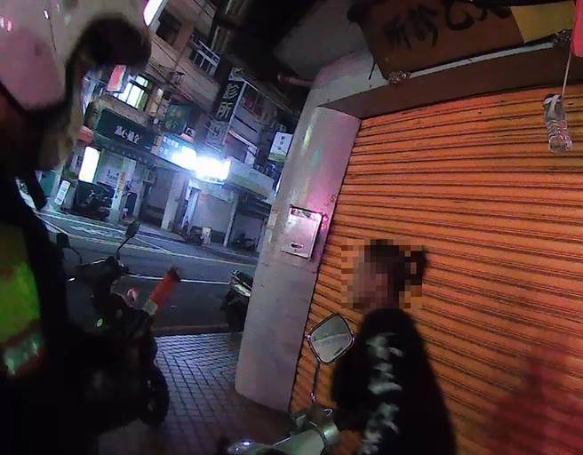 張姓通緝犯，騎車未戴口罩，霧峰分局十九甲派出所巡邏員警發現，將他攔下盤查。（霧峰分局提供／黃國峰台中傳真）