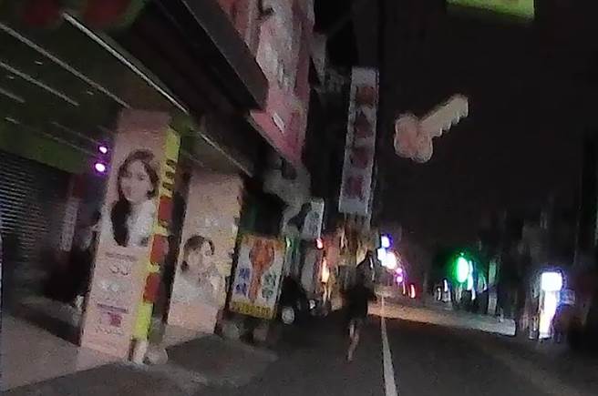 張姓通緝犯，假意接受霧峰分局十九甲派出所巡邏員警盤查，說聲「拍謝」後，拔腿狂奔落跑。（霧峰分局提供／黃國峰台中傳真）