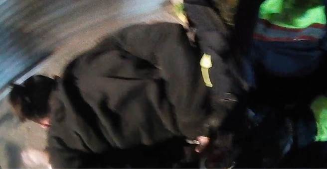 張姓通緝犯，說聲「拍謝」後，拔腿狂奔落跑，霧峰分局十九甲派出所百米衝刺將他逮捕。（霧峰分局提供／黃國峰台中傳真）