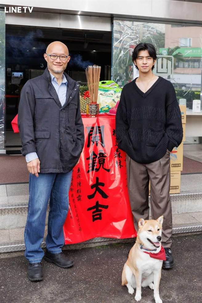 陈柏霖（右）和巧克科技新媒体暨LINE TV执行长陈立人日前出席开镜仪式。（LINE TV提供）