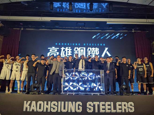 高雄钢铁人亮相﹐喊做南霸ONE。（曹明正摄）