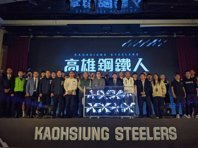 高雄钢铁人亮相﹐喊做南霸ONE。（曹明正摄）