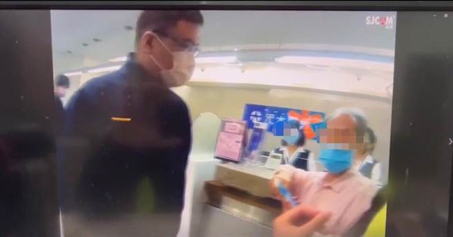 新北市永和警分局警員及時攔阻詐騙。（永和警分局提供）