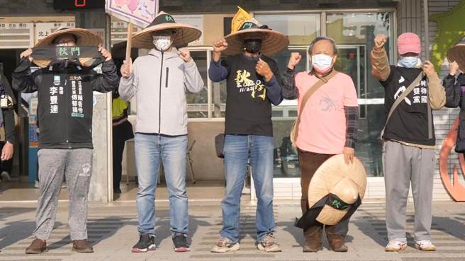 秋斗行脚团体今天抵达苗栗通霄火车站，宣扬「反莱猪、护藻礁」诉求。（秋斗行脚团体提供／李京升苗栗传真）