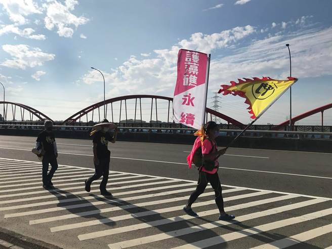 秋斗行脚团体已迈入21天，已经走了200多公里（秋斗行脚团体提供／李京升苗栗传真）。