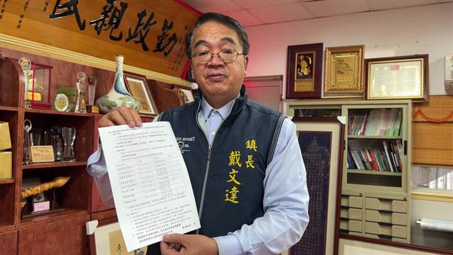 台東縣關山鎮長戴文達宣布2022年1月4日至6日將普發每位鎮民2000元。（蔡旻妤攝）