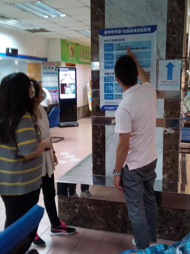 台南市交通局提请民眾交通违规不仅收红单罚钱，还要被记点，点数超过标准就会吊扣驾照。（台南市交通局提供／程炳璋台南传真）