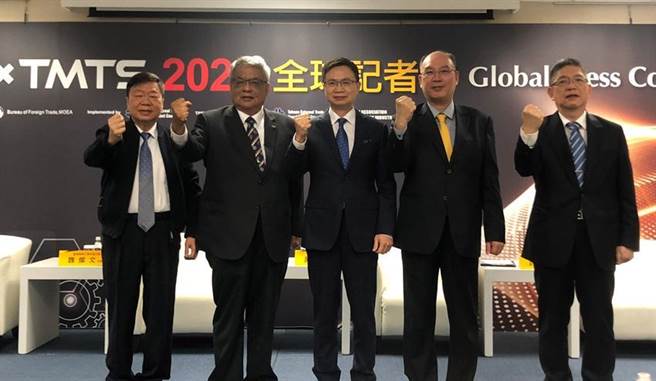 贸协董事长黄志芳（中）2日与台湾机械工业公会理事长魏灿文（左二）、台湾工具机暨零组件公会理事长许文宪（右二）、东台集团董事长严瑞雄（右一）及友嘉集团总裁朱志洋（左一）等意见领袖，出席台北国际工具机展与台湾国际工具机展联展记者会。图／沈美幸
