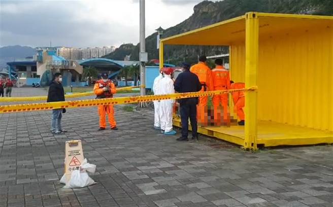 基隆碧砂渔港靠近游艇码头处，今天下午4点多惊传有一具浮尸飘在海面上。（翻摄照片／陈彩玲基隆传真）