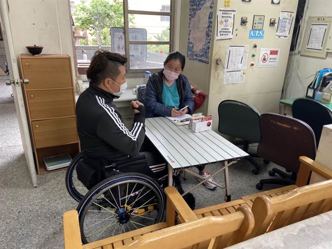 南投就業中心身心障礙者就業服務員陳雅馨熱心為重度肢障者提供諮詢服務。（勞動力發展署中彰投分署提供／盧金足台中傳真）