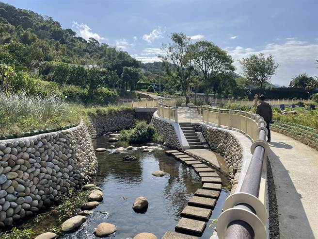 桃园市大溪区街口溪生态水岸步道工程改善后环境幽美。（吕筱蝉摄）