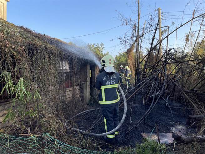 古寧頭北山今天又發生雜草火警，現場距離3棟民宅僅約2公尺。（金門縣消防局提供）