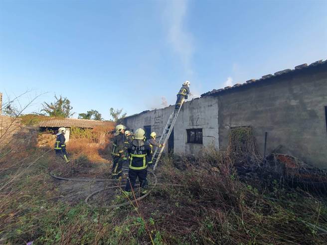 古寧頭北山今天又發生雜草火警，現場距離3棟民宅僅約2公尺。（金門縣消防局提供）