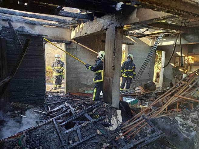 火勢波及舊磚造廢棄建築，燃燒面積約25平方公尺。（金門縣消防局提供）