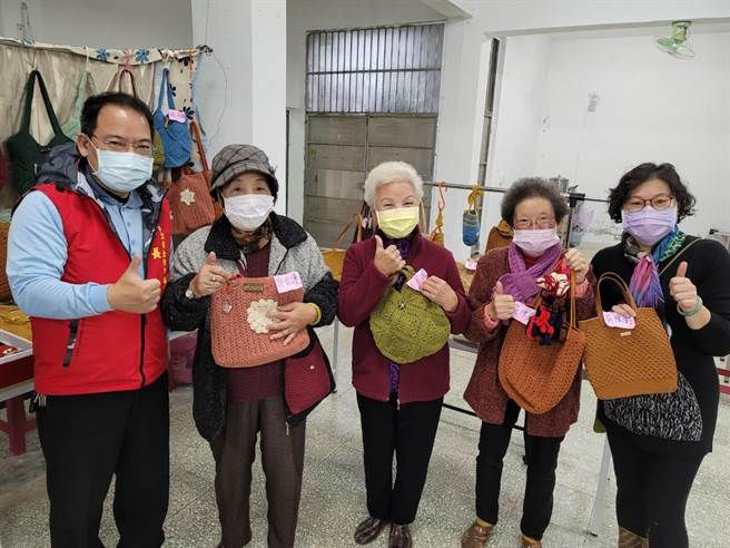 新北市立黄金博物馆举办2021年参与式预算，新山里长吴苓芳提案「金瓜石社区手工艺棉线编织课」，社区民眾热情参与。（黄金博物馆提供／叶书宏新北传真）