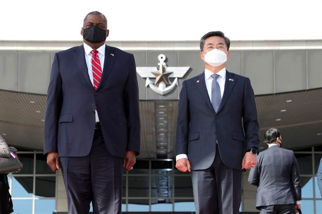 (左)美國國防部長奧斯汀（Lloyd Austin）、（右）韓國國防部長徐旭。(資料照/中央社) 