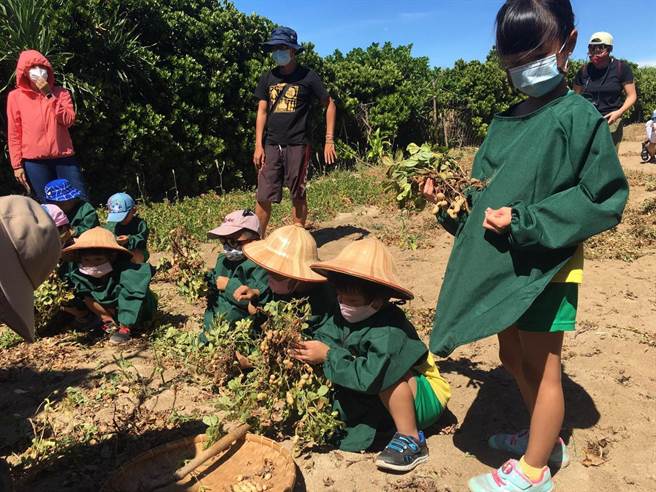台东县环保局结合台东县自然与人文学会推动绿岛环教（台东县府提供／蔡旻妤台东传真）