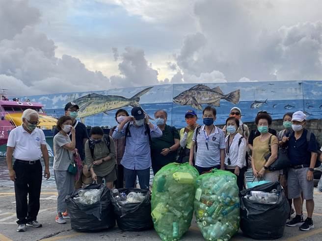 台东县环保局结合台东县自然与人文学会推动绿岛环教（台东县府提供／蔡旻妤台东传真）