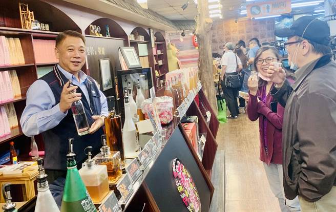 信义乡农会酒庄今年成果丰硕，囊括国内外评鑑6项金牌。（廖志晃摄）