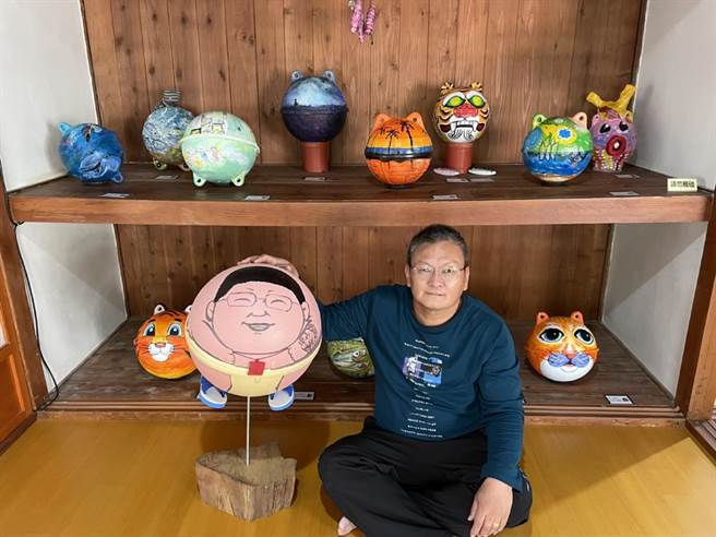 云林县台西乡海口故事屋「海漂奇艺季」创作展，艺术家回收渔业浮球再利用。（张朝欣摄）