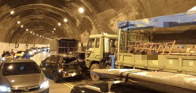 花蓮崇德隧道今（2日）下午發生1輛大貨車疑似失控追撞前方3部車輛，造成4車在車道中撞成一團，狀況已於下午2點41分排除。（翻攝自宜花東災害通報）