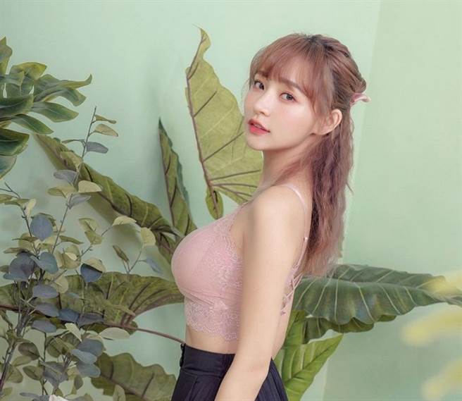 中职乐天桃猿啦啦队「Rakuten Girls」成员林襄，因为撞脸议员黄捷一度掀起讨论。(图/ 摘自林襄IG)