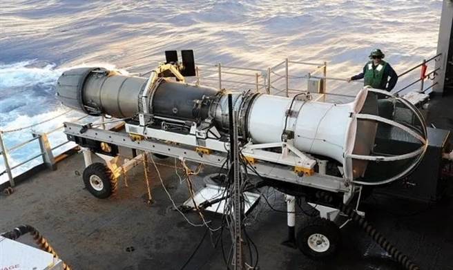 航空母舰上有备用的引擎，要是发生修復较困难的故障，可以以更换的方式维持战机的出勤。(图/美国海军)