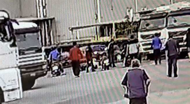 一群司機聽到聲響也紛紛跑上前圍住嫌犯。（翻攝照片／洪靖宜高雄傳真）