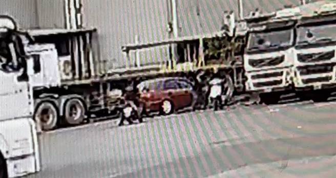 張嫌偷了電瓶和鐵條準備離去，被大貨車司機發現攔了下來。（翻攝照片／洪靖宜高雄傳真）