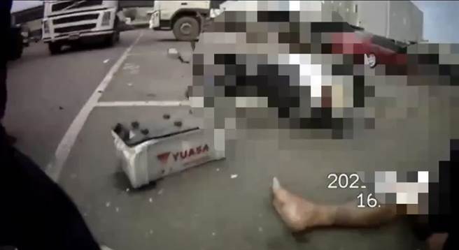 張嫌從車上被拖下來膝蓋受傷，又被團團包圍，只能坐在地上。（翻攝照片／洪靖宜高雄傳真）