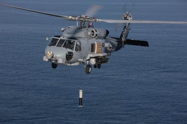 MH-60R反潜直升机吊放声纳。(图/美国海军)