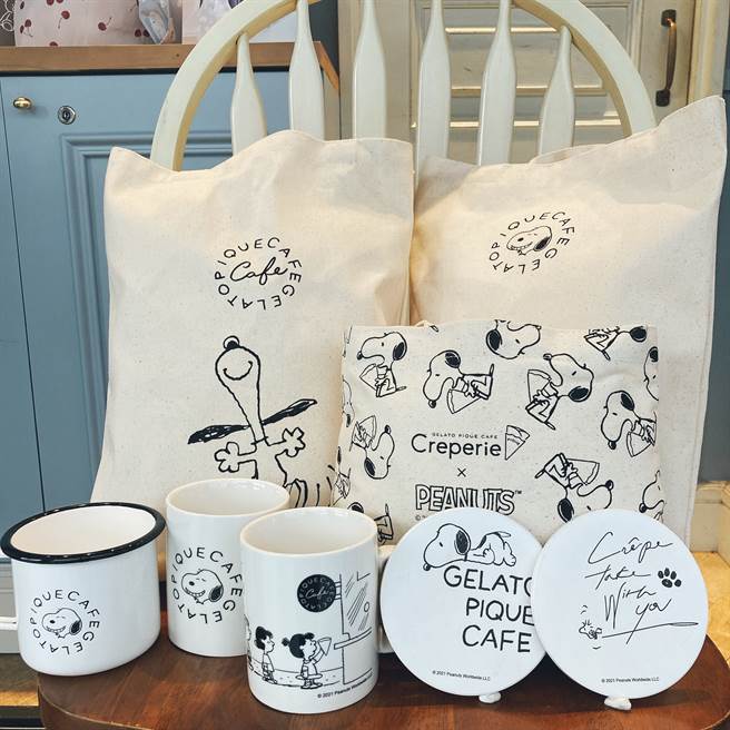 今年３月首次推出PEANUTS联名商品引发排队热潮，此次特别追加补货热卖款：杯垫、马克杯、珐琅杯及肩背袋，并且推出凭「纸本五倍券」购买联名商品可享买一送一最低享5折优惠回馈铁粉。（邱映慈摄）