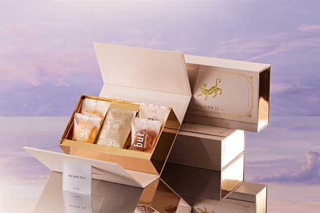 礼盒中包含三款挂耳原叶茶，搭配两款奶油饼乾。（图／品牌提供）