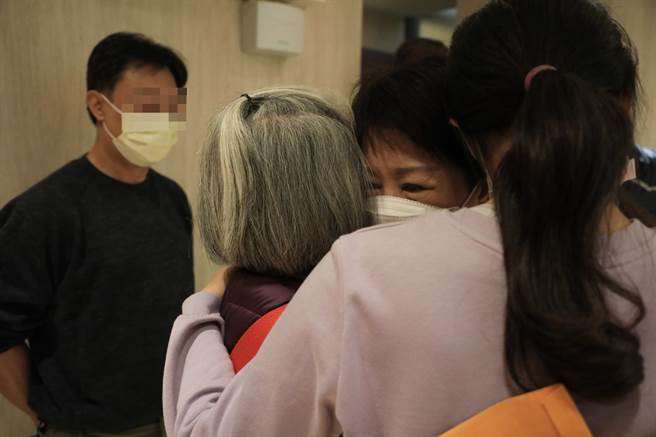 台中市長盧秀燕擁抱安慰家屬，市府會讓家屬無後顧之憂，將心比心全力協助，與家屬一同堅強面對。（台中市府提供／盧金足台中傳真）