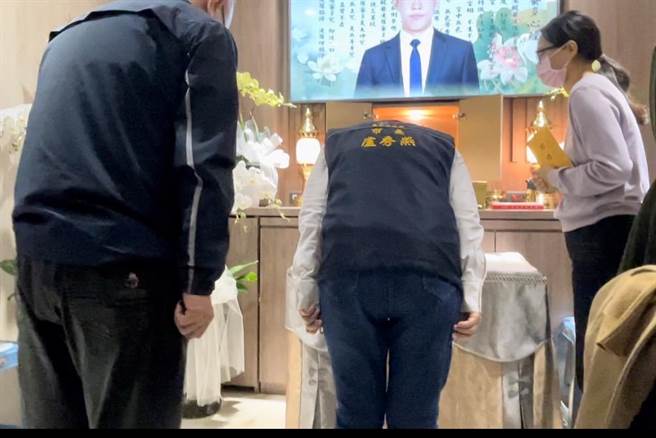 台中市長盧秀燕今日前往靈堂弔念韓姓警員，慰問家屬，允諾全力協助治喪及撫卹事宜，協助家屬度過難關。（台中市府提供／盧金足台中傳真）