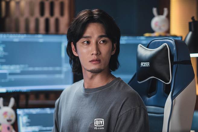 安普贤在《柔美的细胞小将》里饰演不修边幅的游戏开发者「具雄」。（爱奇艺国际站提供）