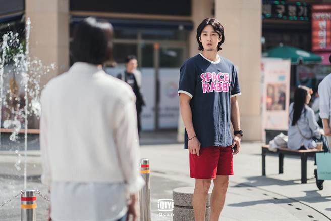 安普贤也对于具雄首次约会的穿着相当有意见。（爱奇艺国际站提供）