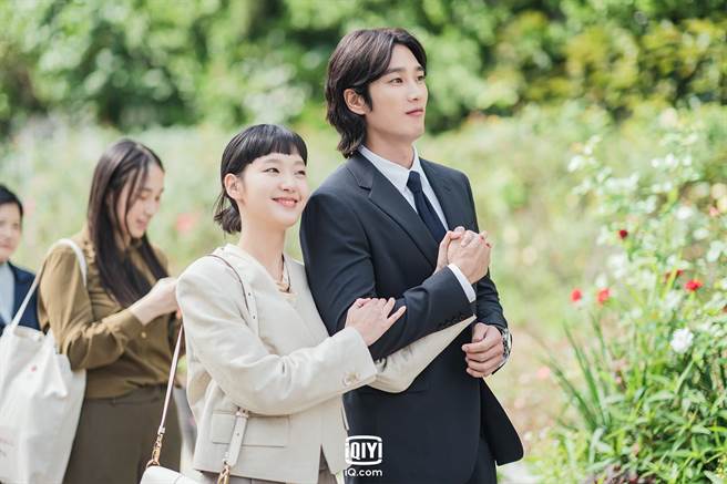 安普贤（右）在剧中对金高银一见锺情。（爱奇艺国际站提供）