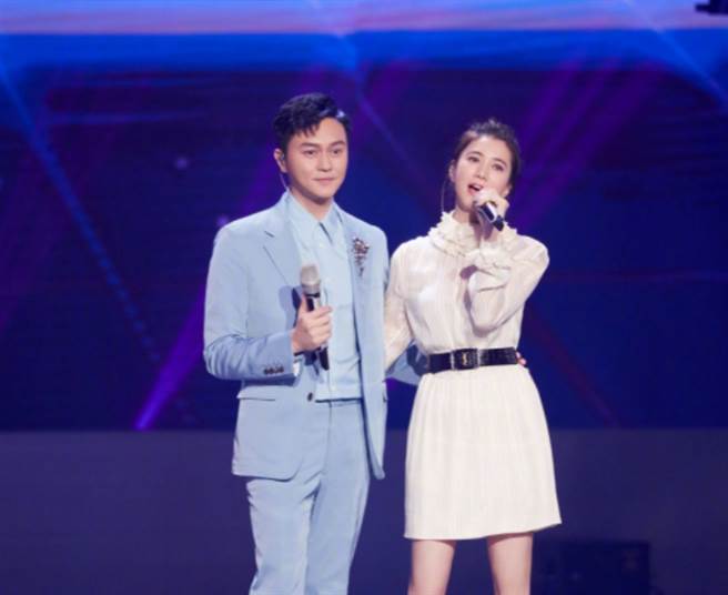 袁咏仪和同样是明星的先生张智霖结婚20年，育有一个15岁儿子「魔童」。(图/ 摘自袁咏仪微博)