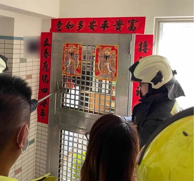 警消到场经苏妇同意破门，消防员利用军刀锯开门，让女童顺利脱困。（读者提供／张妍溱台中传真）
