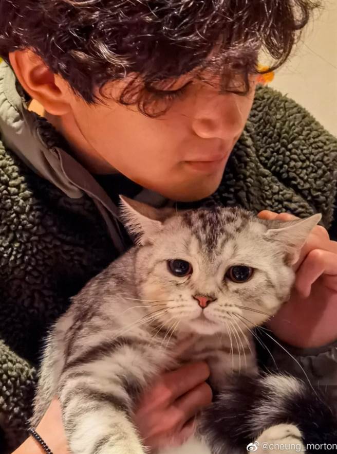 魔童日前晒出清晰正面照，网友一看发现居然撞脸BTS成员V。(图/ 摘自cheung_morton微博)