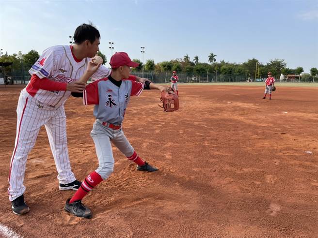 味全龙球星近距离指导永靖棒球队小球员。（味全龙提供）