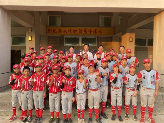 味全龙球星与永靖国中棒球队合照。（味全龙提供）