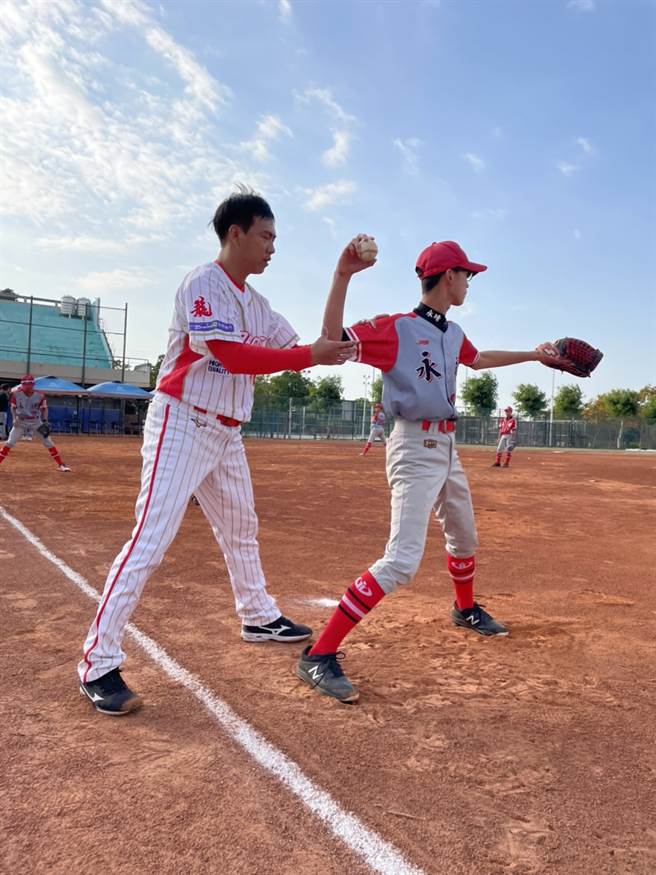 味全龙球星近距离指导永靖棒球队小球员。（味全龙提供）
