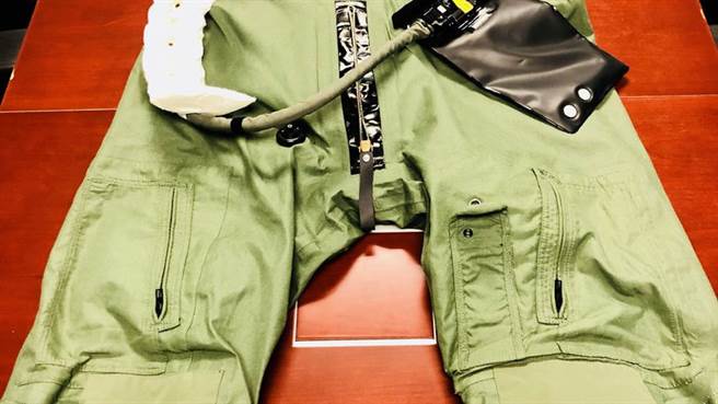 飞行裤与尿液收集装置。(图/omni-defense)