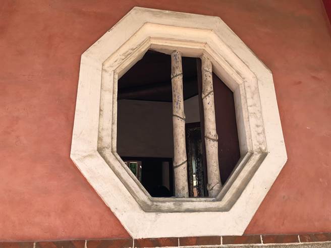 金門縣定古蹟「奎閣」疑遭到人為破壞，象徵節節高升的竹節窗少了1根。（李金生攝）